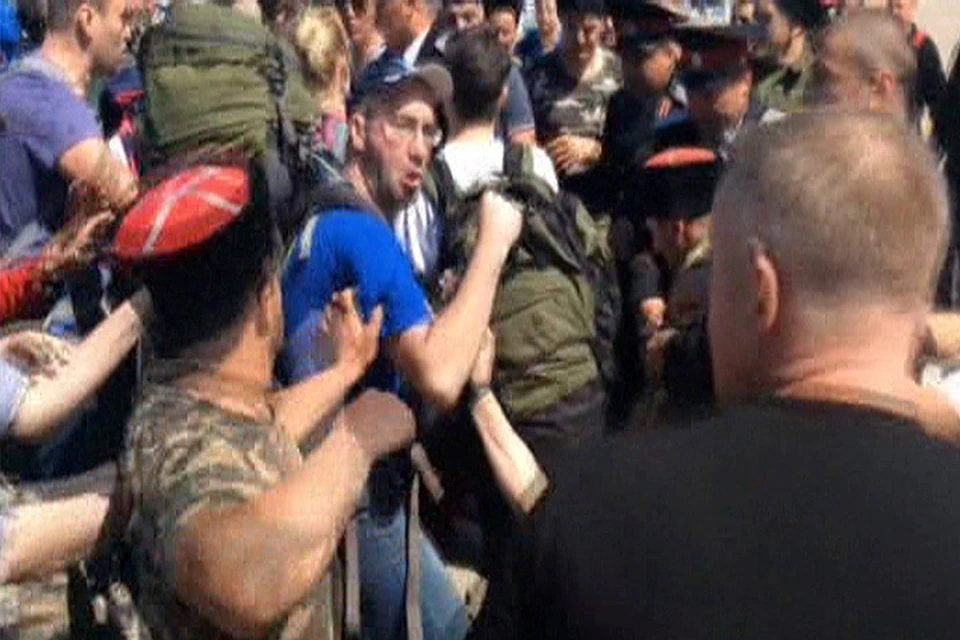 В аэропорту Анапы казаки залили Алексея Навального сотоварищи молоком, а затем избили их ногами.