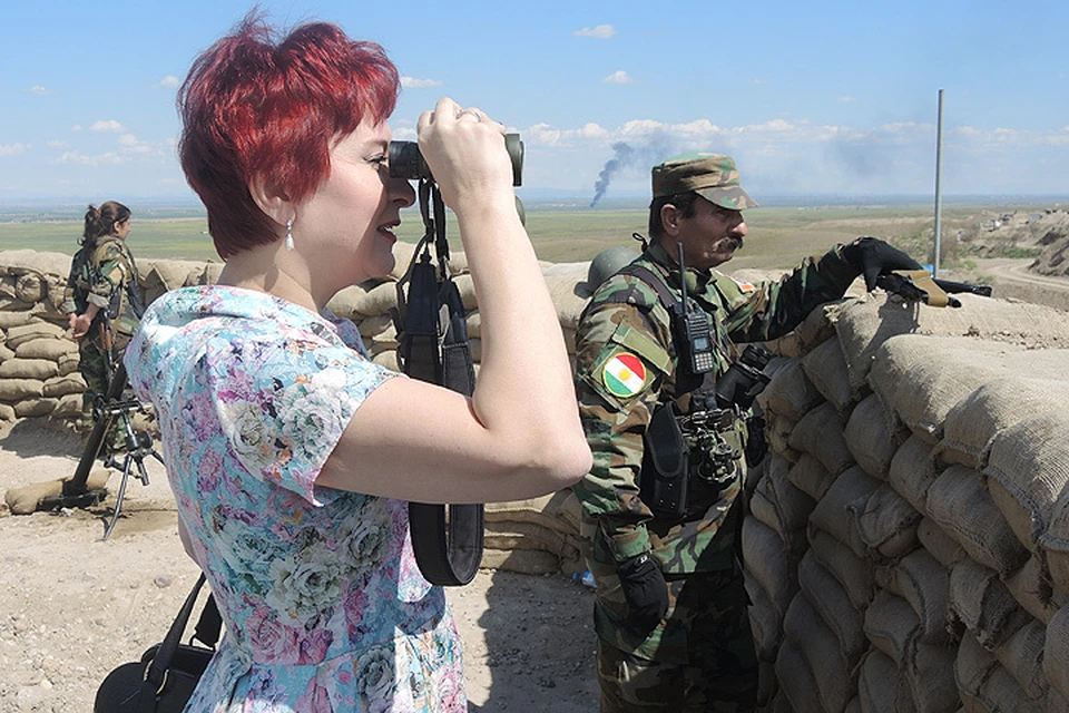 Дарья Асламова на линии фронта. Впереди - террористы ИГИЛ.