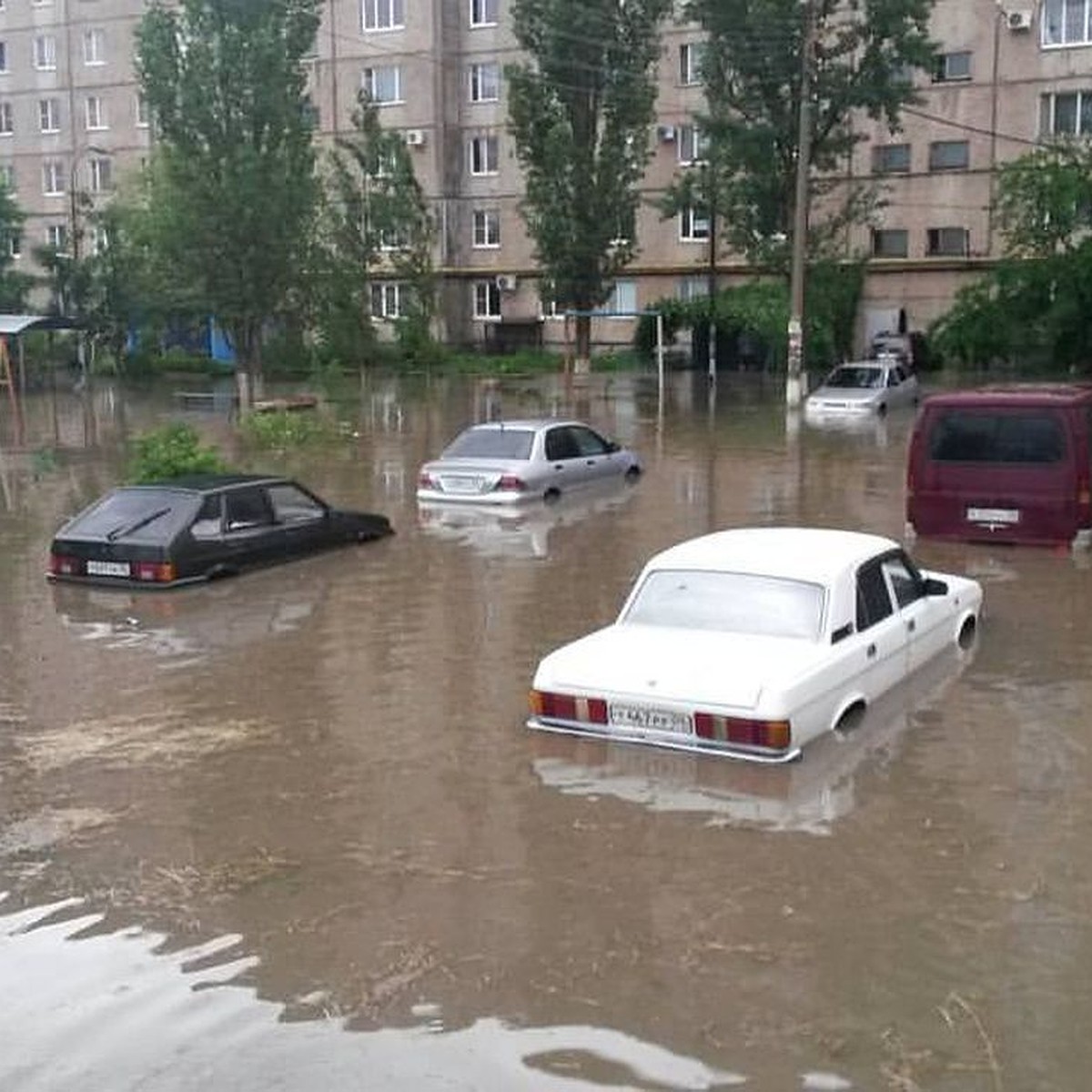 Последствия града и ливня на Ставрополье: Затопленный Невинномысск,  утонувшие авто, пробитые крыши и обесточенные села - KP.RU