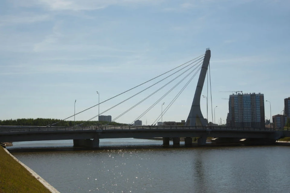 Мост находится в створе проспекта Героев