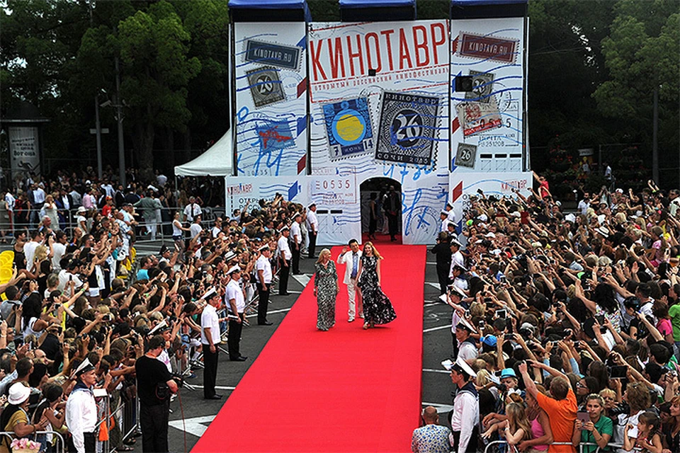 Красная ковровая дорожка фестиваля Кинотавр в 2015 году.