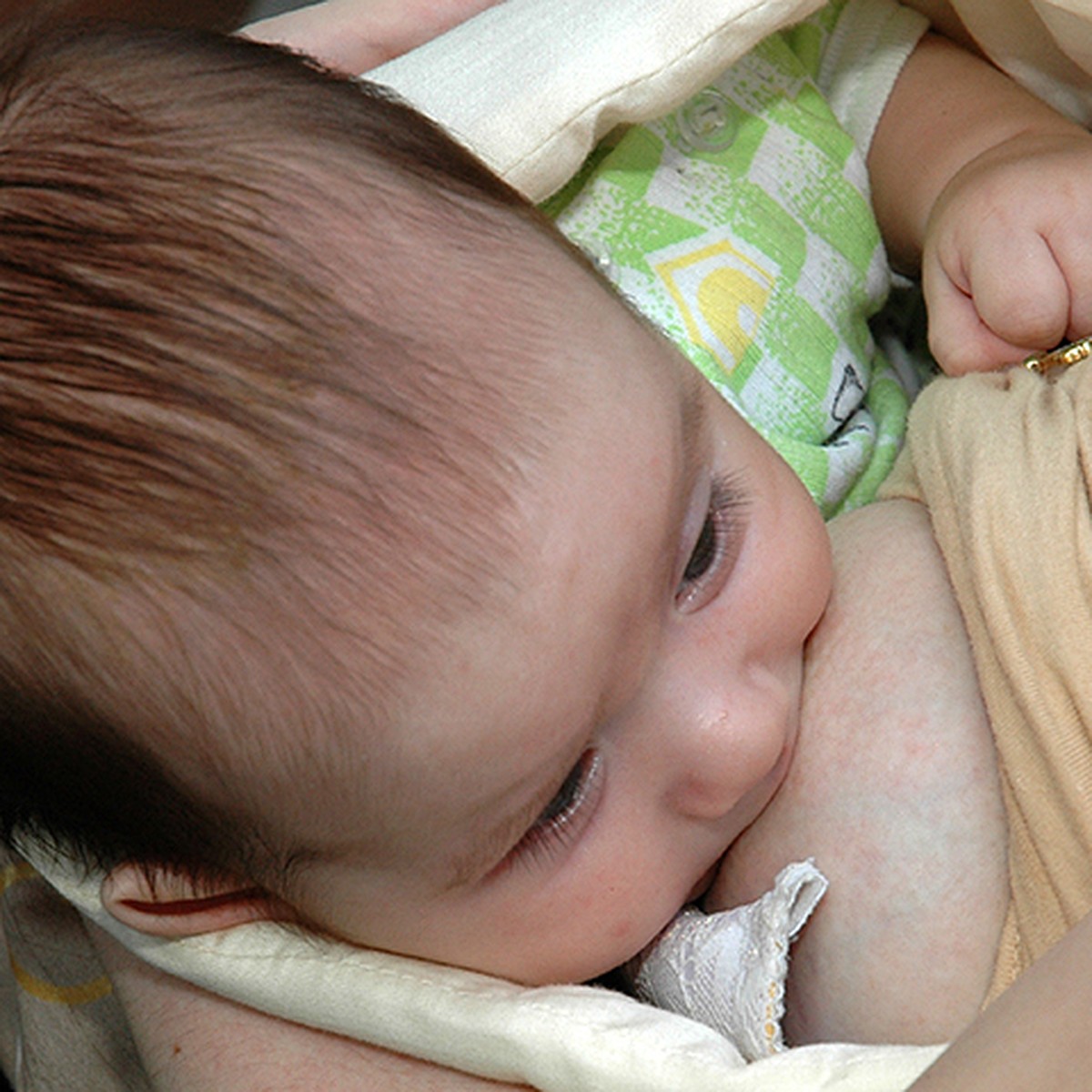 У новорожденного бурлит и урчит в животе: причины, помощь малышу при бурлении (фото и видео)