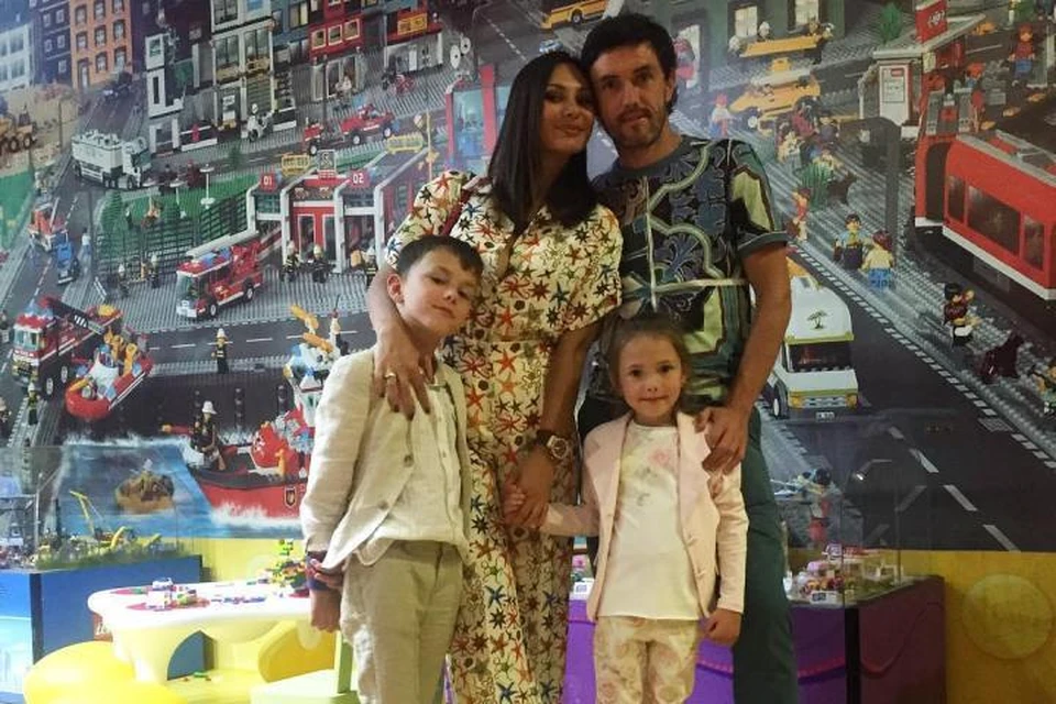 Юрий Жирков с женой и детьми в одном из торговых центров Калининграда.