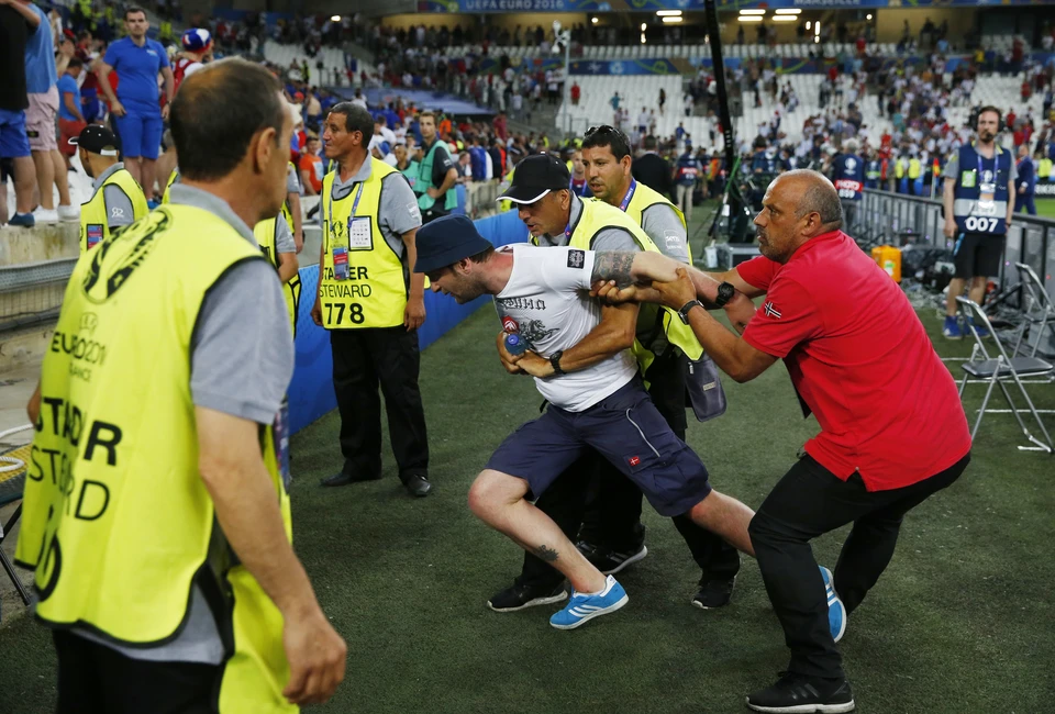 Болельщики России и Англии устроили потасовку прямо на стадионе.
