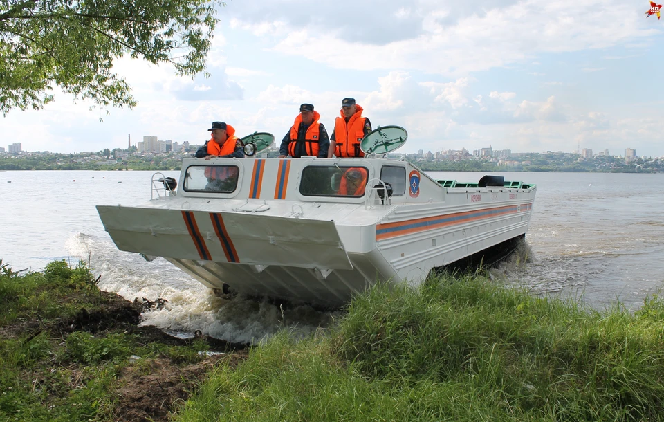 Транспортер чувствует себя уверенно и на суше, и в воде.