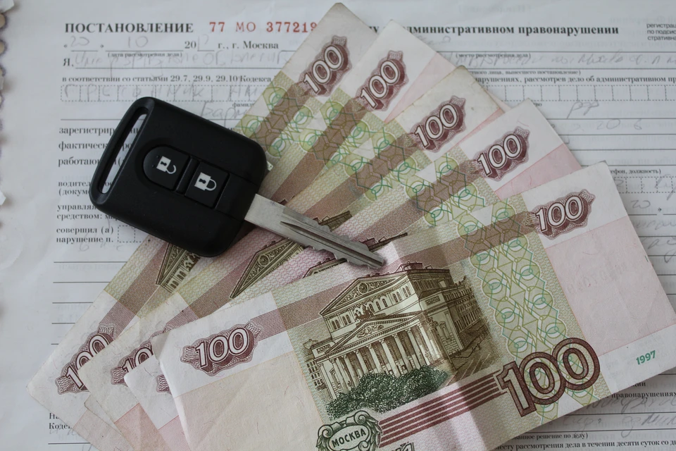 Под действие закона попадают должники с неоплаченными обязательствами на сумму свыше 10 тыс. рублей.