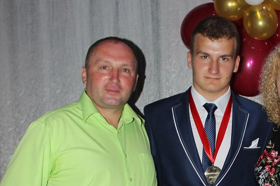 49-летний сторож из Брагина сдает ЦТ на спор с сыном. Фото: из семейного архива