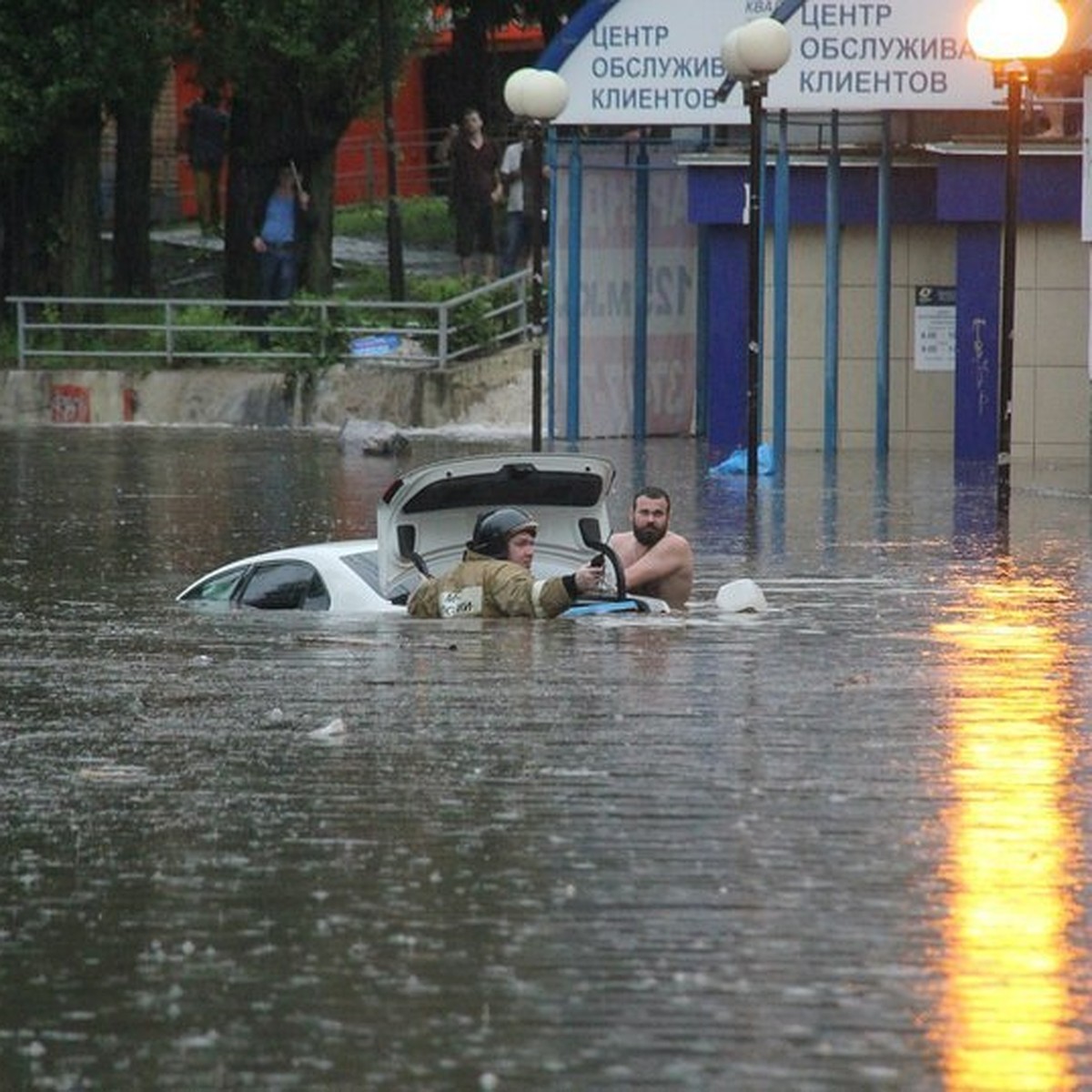 Ливень затопил Липецк: жители плавали по городу кролем и на матрасах - KP.RU