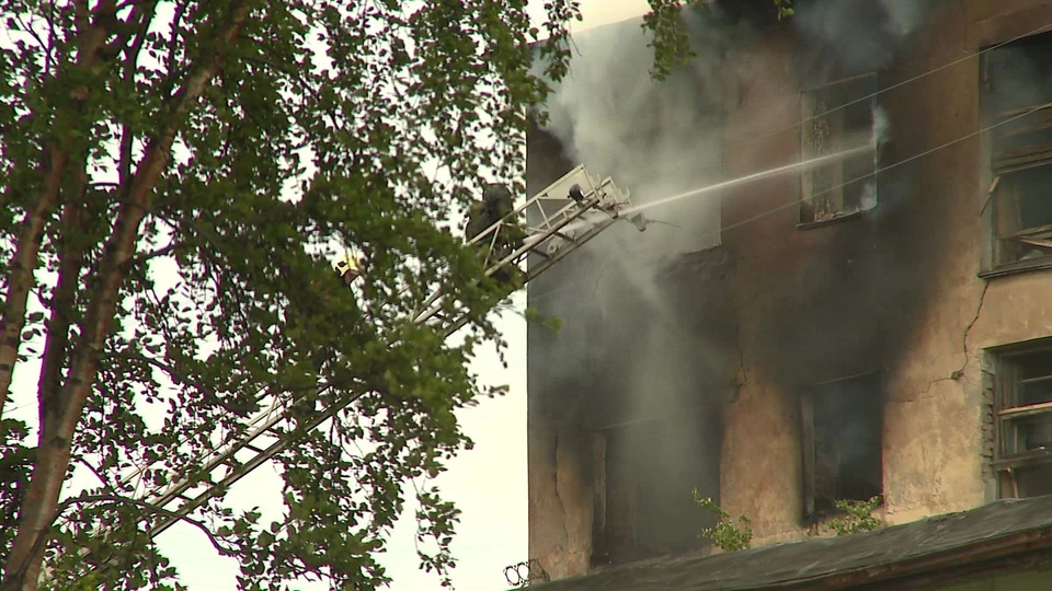 Три часа пожарные боролись с огнем после взрыва газа в доме №6 на улице Марата. Фото: Денис Прокопенко.