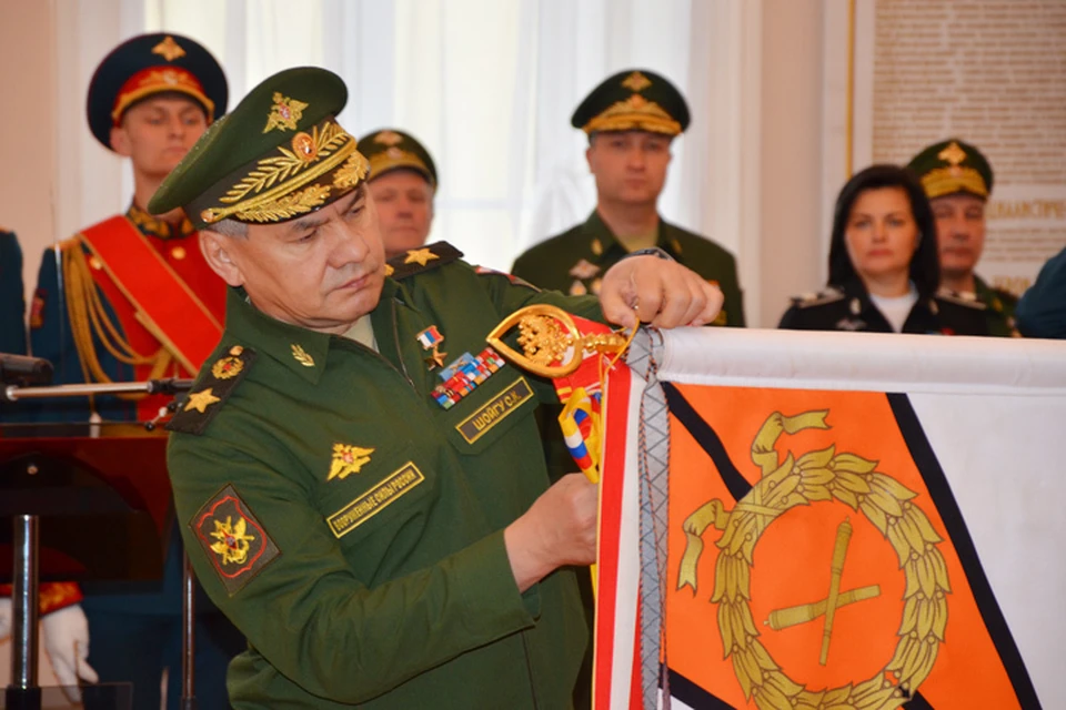 Министр прикрепил орден Жукова к знамени академии