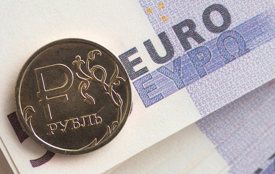 Российский рубль и евро. ФОТО Дмитрий Рогулин/ТАСС