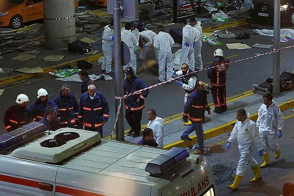 Работа криминалистов на месте теракта в главном аэропорту Турции.
