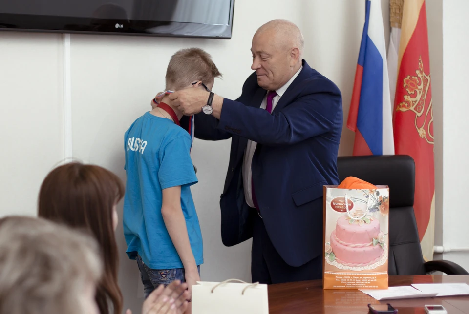 Александр Корзин наградил ребят специальными медалями. Фото: пресс-служба Тверской городской думы
