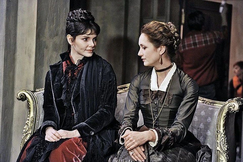 Анну Каренину Карен Шахназаров разглядел в Елизавете Боярской. А для Виктории Исаковой (справа) он приготовил роль Долли.