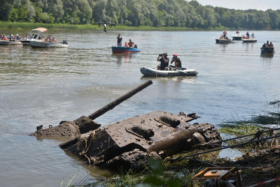танк вытягивали из воды с помощью лебедок.