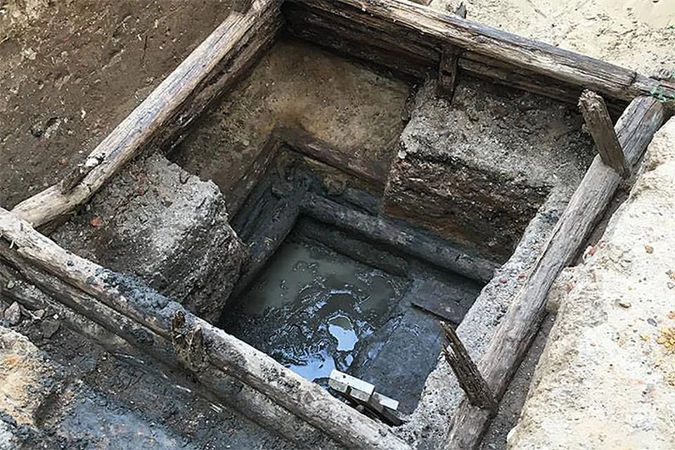 Найденный ранее в монастыре колодец преподнес сюрприз. Археологи обнаружили три колодезных сруба на одном месте, входящие один в другой, подобно матрешке.