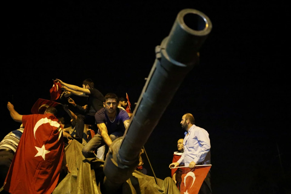 Путч провалился: простые жители, поддержавшие Эрдогана, окружали на улицах танки военных