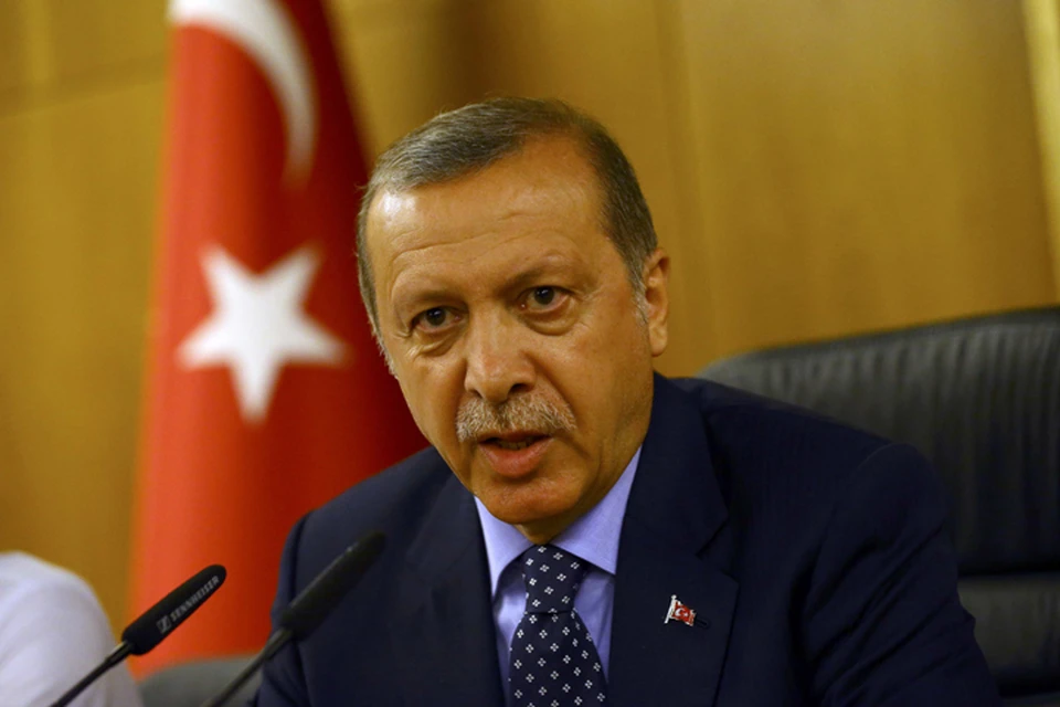Турецкий лидер выступает в прямом эфире телевидения после приземления в аэропорту Стамбула