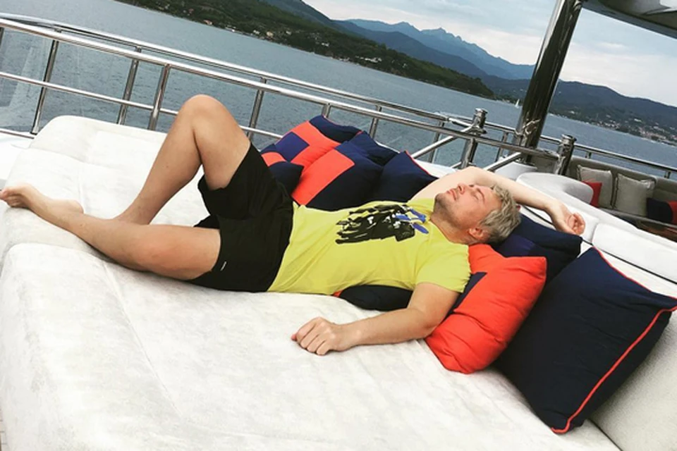 В Инстаграме певец только и делает, что хвастает отдыхом на частных яхтах в Италии