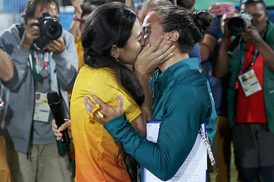 Девушка-волонтер, работающая на соревнованиях, после финала олимпийского турнира по регби прямо на поле сделала предложение Исадоре Серулло, играющей за женскую бразильскую сборную