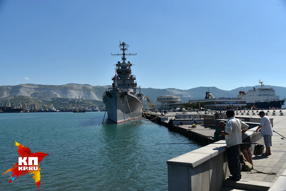 Крейсер «Михаил Кутузов» - главная достопримечательность новороссийской набережной.
