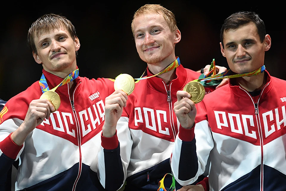 4 золота принесли в копилку сборной фехтовальщики. На фото: Алексей Черемисинов, Артур Ахматхузин и Тимур Сафин (слева направо), завоевавшие золотые медали в командном первенстве по фехтованию на рапирах