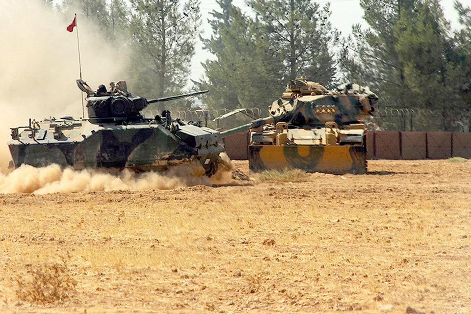 Турецкая бронетехника вторглась на территорию Сирии.