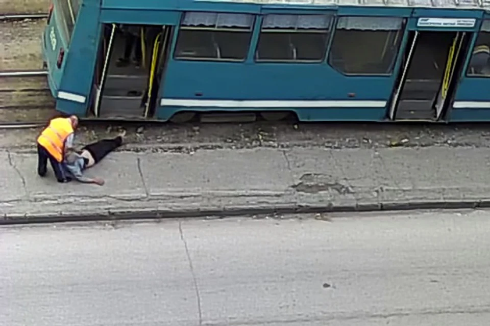 В «скорой помощи» рассказали: пассажир трамвая был в стельку пьян.