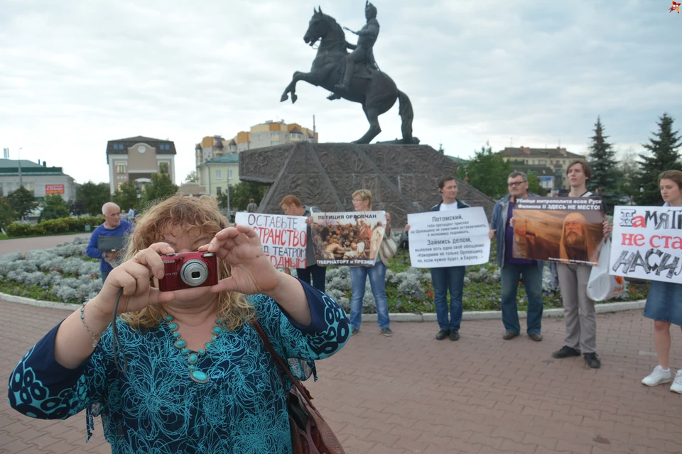 Люди приходили с плакатами.