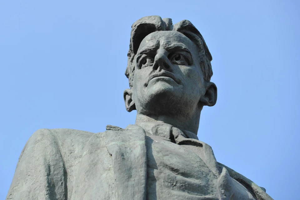 У памятника Маяковскому в Москве часто собираются любители его творчества.