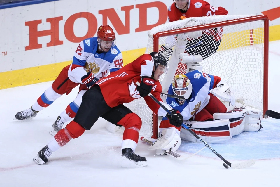 Обычная картина в этой игре - вратарь сборной России Сергей Бобровский отбивает очередную шайбу канадцев.