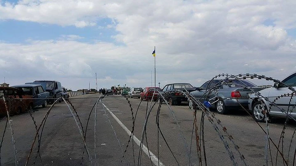 Российские пограничники повесили на проволоку маленький сувенирный замочек.