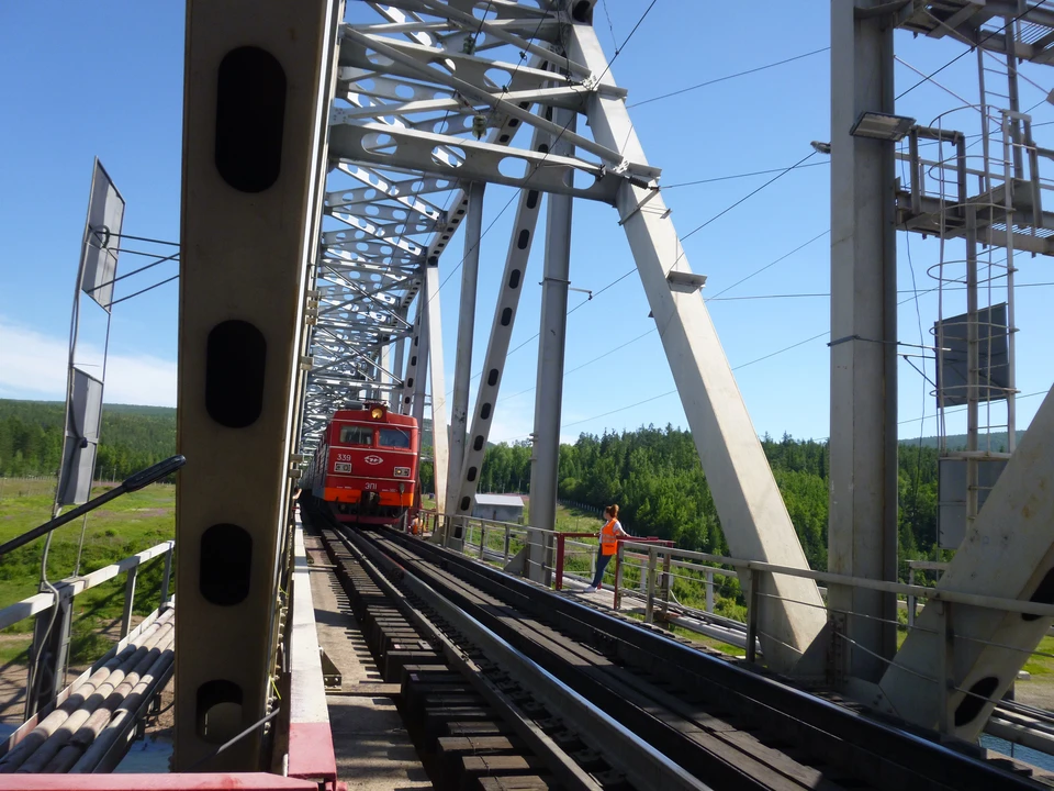 Мост через Лену ежедневно пропускает с берега на берег десяток железнодорожных составов.