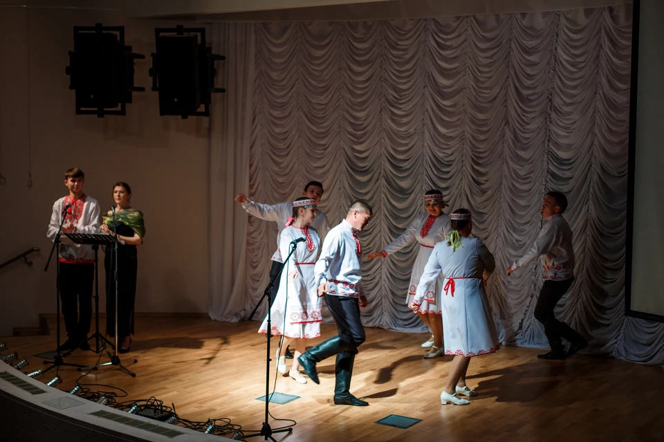 В Югре марийцы исполнили знаменитую "Верёвочку" - танец национального единения. Фото: администрация Ханты-Мансийска