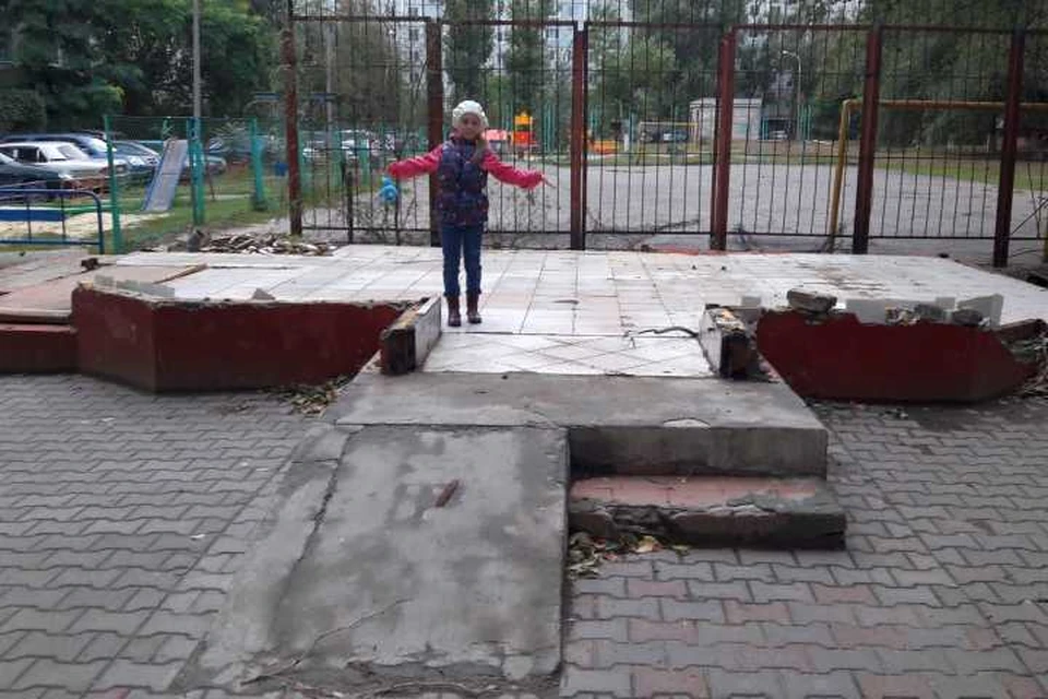 Киоск снесли, но часть его осталась.