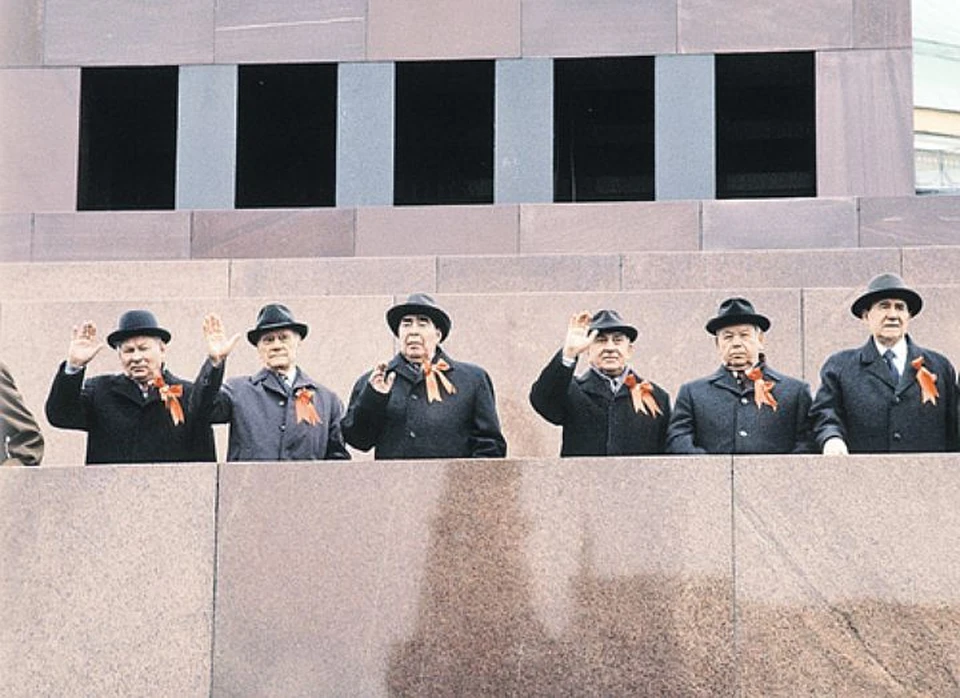 1982 год. На трибуне Мавзолея члены Политбюро ЦК КПСС. Многие считают, что именно после смерти Брежнева начался распад Советского Союза.