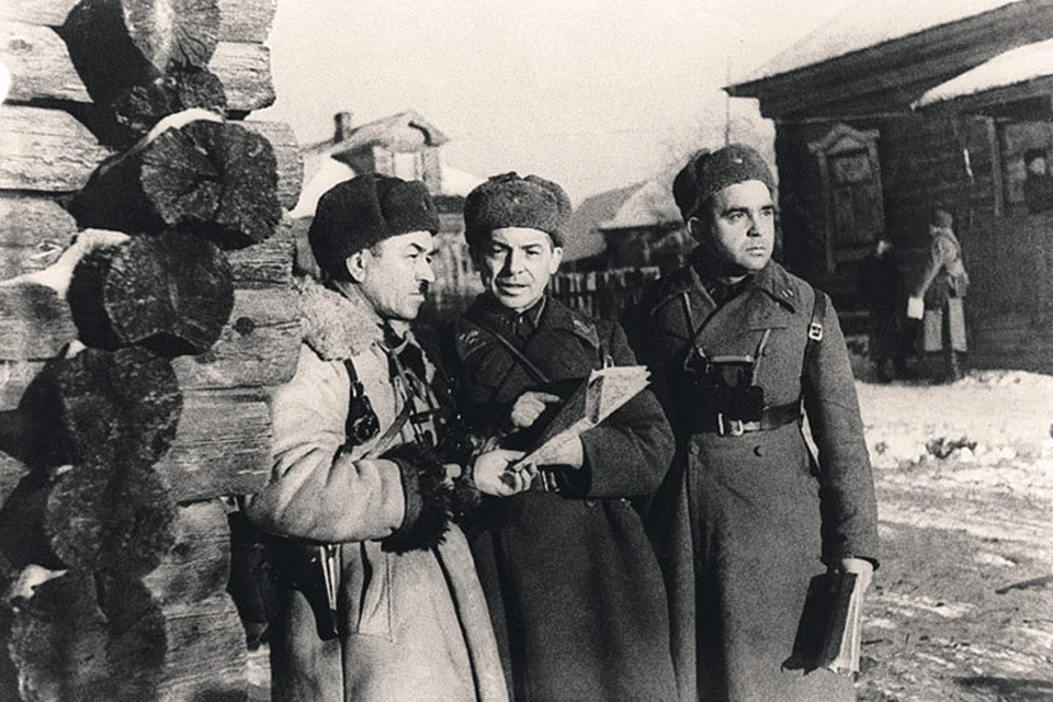 Генерал Иван Панфилов (крайний слева) с офицерами штаба. Снимок сделан в день его гибели - 18 ноября 1941 года. Репродукция М. Калашникова/ТАСС