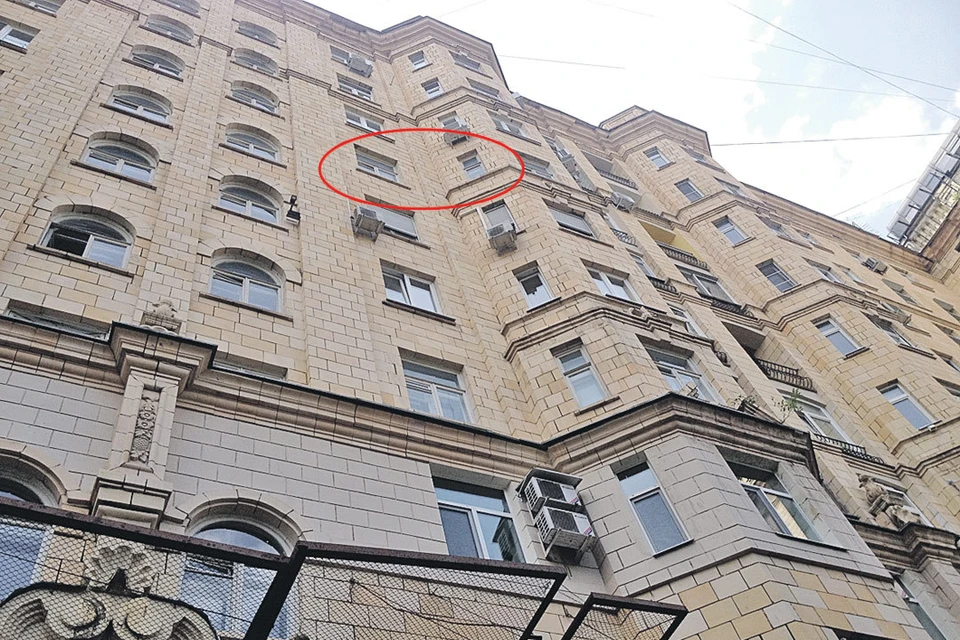 Окна той самой квартиры раздора на шестом этаже дома на Фрунзенской набережной.