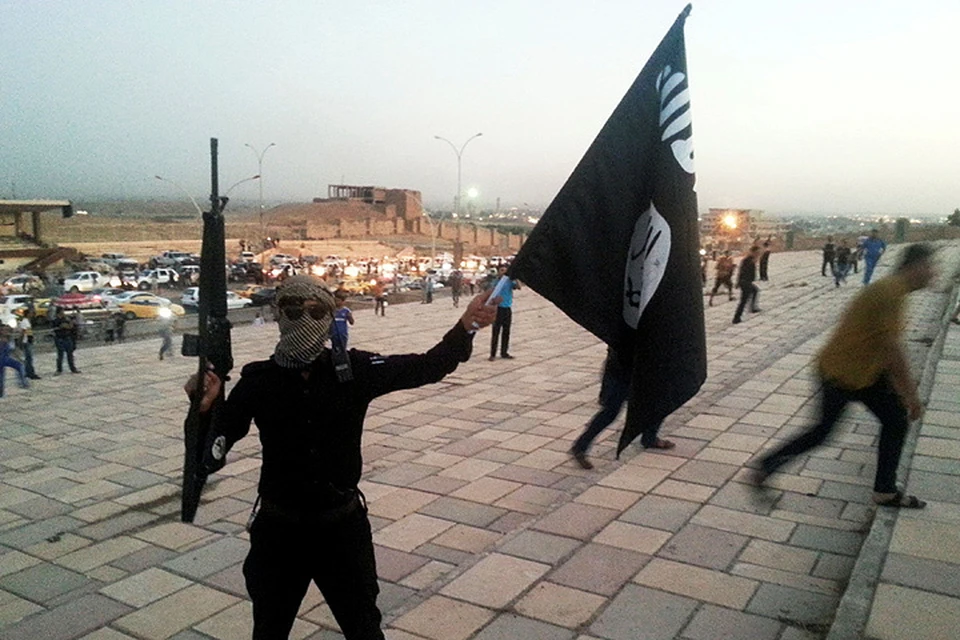 Боевик ИГИЛ (организация запрещена в России) на улицах города Мосул в Ираке.
