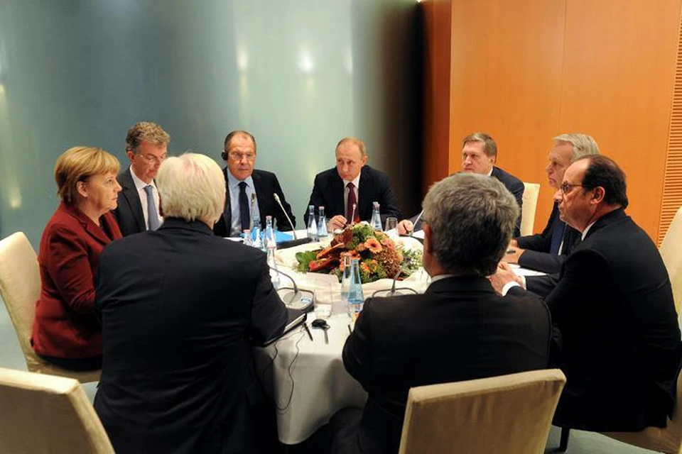После четырехчасовой беседы об Украине – с участием Порошенко – лидеры России, Франции и Германии остались за столом переговоров, а потом еще два часа обсуждали сирийский кризис и ситуацию в Алеппо