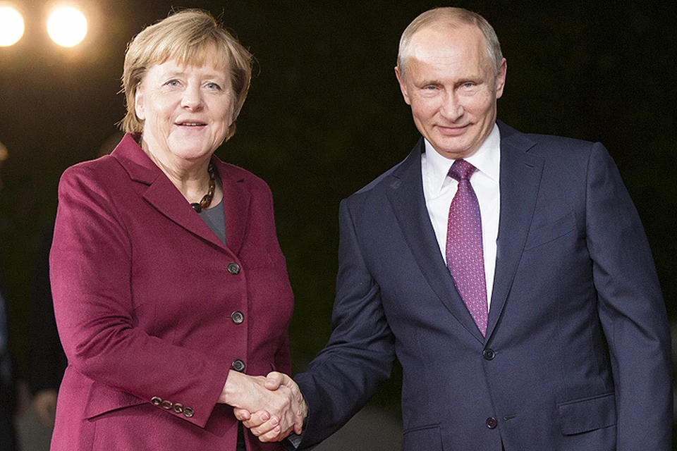 Канцлер Ангела Меркель и президент России Владимир Путин перед началом переговоров в Берлине. ФОТО Zuma/TASS