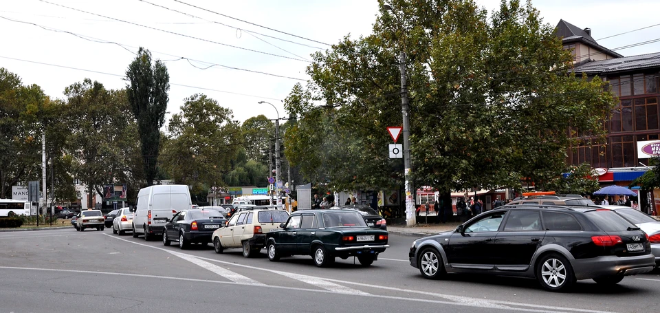 Чтобы утром из одного конца города добраться в другой, у жителей крымской столицы уходит около часа, а иногда и полтора.