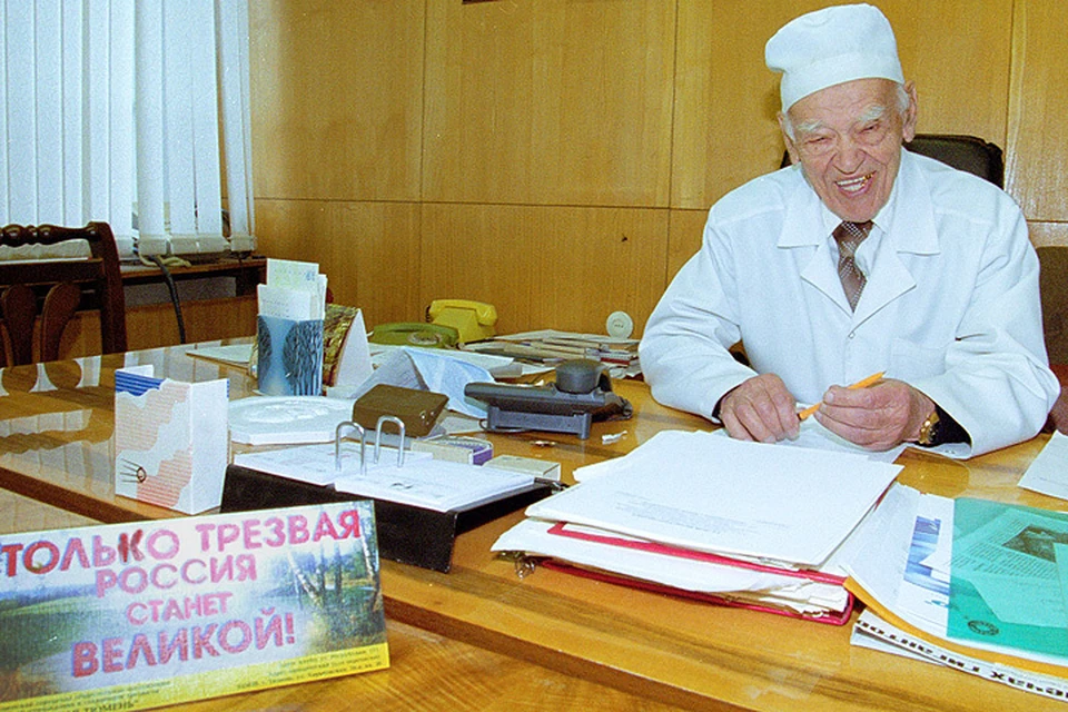 Федор Григорьевич Углов в своем кабинете в 2002 году. Фото Юрия Белинского (ИТАР-ТАСС).