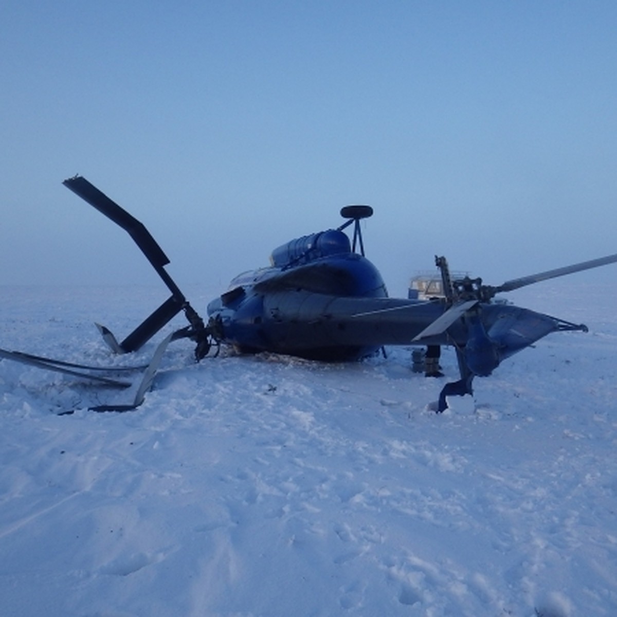 На Ямале спасают пострадавших во время жесткой посадки вертолета в тундре -  KP.RU