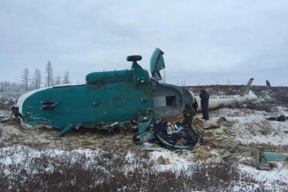 Кабины вертолета практически нет и правая сторона в земле Фото: МЧС по Ямало-Ненецкому округу