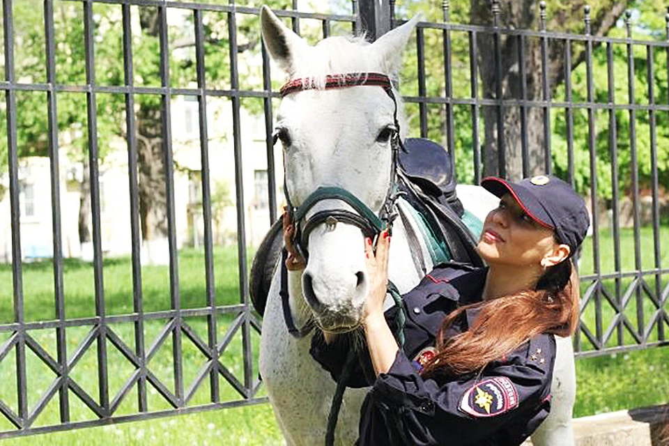Анастасия Дрожжина - сотрудница конной полиции со своим коллегой Забаром