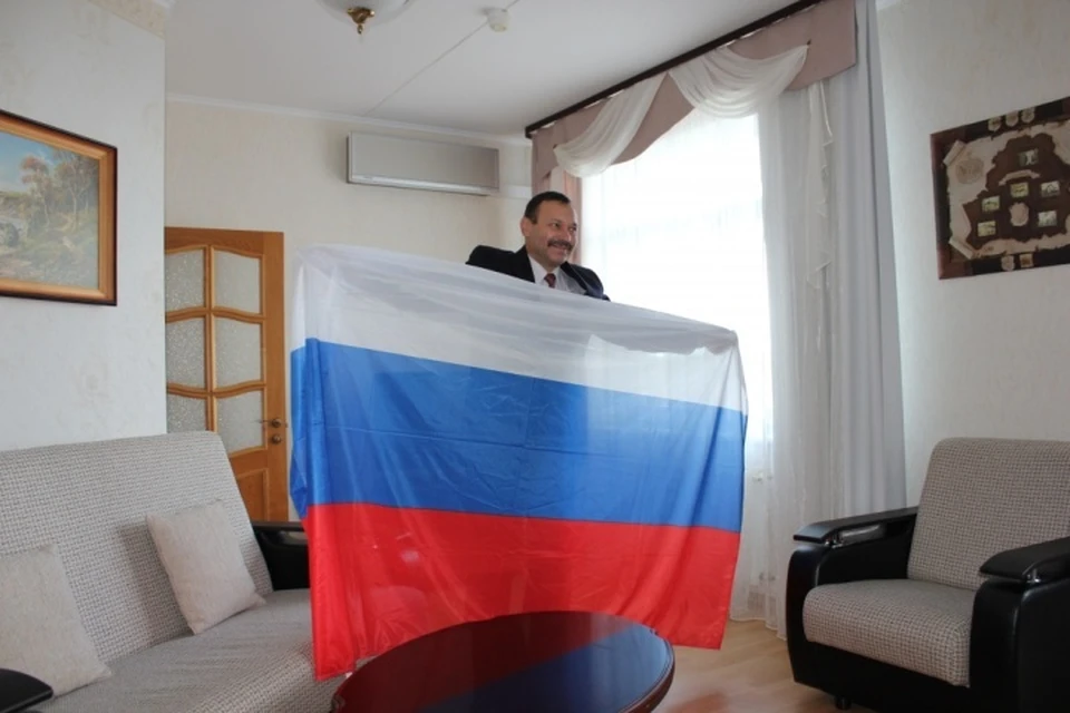 На память калининградцам Андрей Фомочкин подарил флаг России.