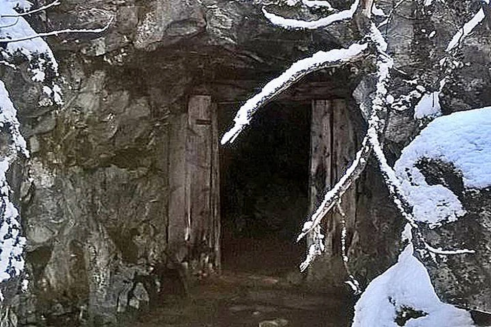 Черная пасть пещеры обращена в сторону реки Паз. Фото: Североморская епархия