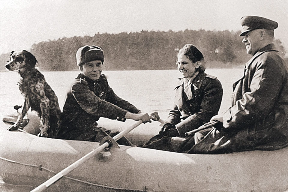 Апрель 1945 года. Накануне операции по штурму Берлина маршал Жуков отправился на водную прогулку. В лодке - трое, не считая собаки.