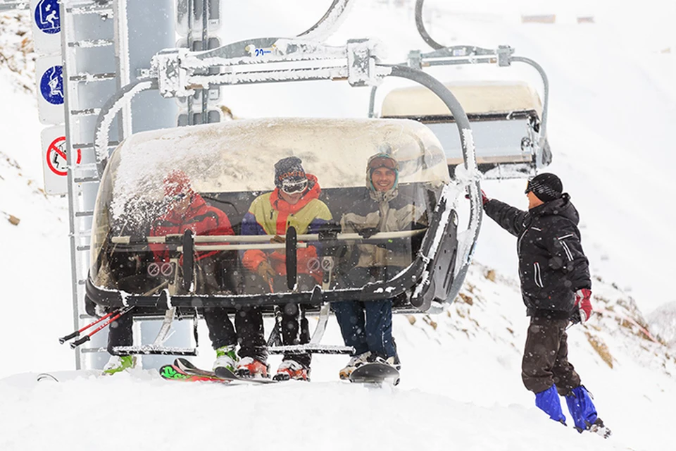 Многие приезжают зимой на горнолыжные курорты